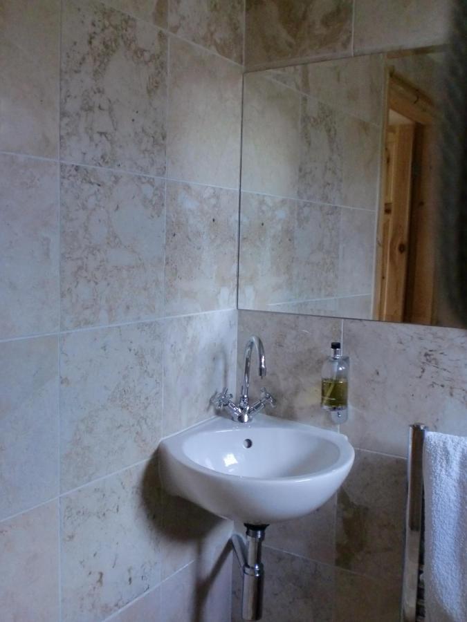 Rough Close Quiet, Cosy Annexe Room מראה חיצוני תמונה